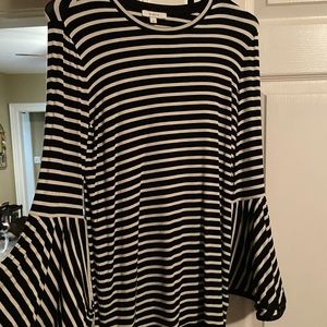 Maette brand by Stella and dot bell sleeve top